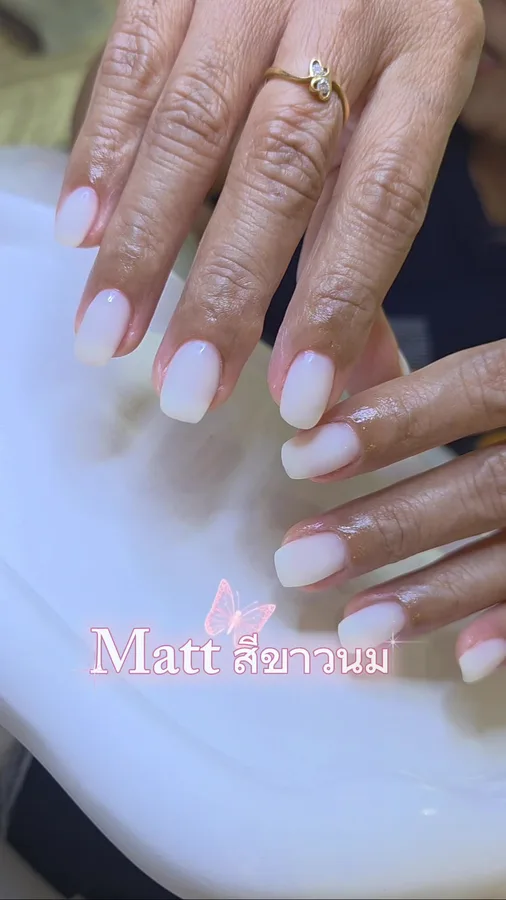 เล็บเจลสีขาวนม ท็อปโค้ทแบบด้าน เรียบหรู ร้านทำเล็บนครพนม Nanny Nails