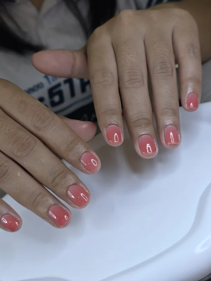 เล็บสั้นทาเจลสีคอรัลโปร่งแสงเงาวับ ผลงานจริง ร้านทำเล็บนครพนม Nanny Nails