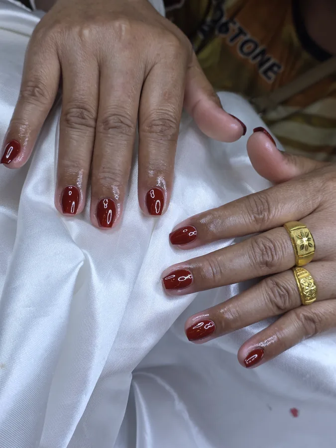 เล็บสั้นมากทาสีเจลแดง ร้านทำเล็บนครพนม Nanny Nails