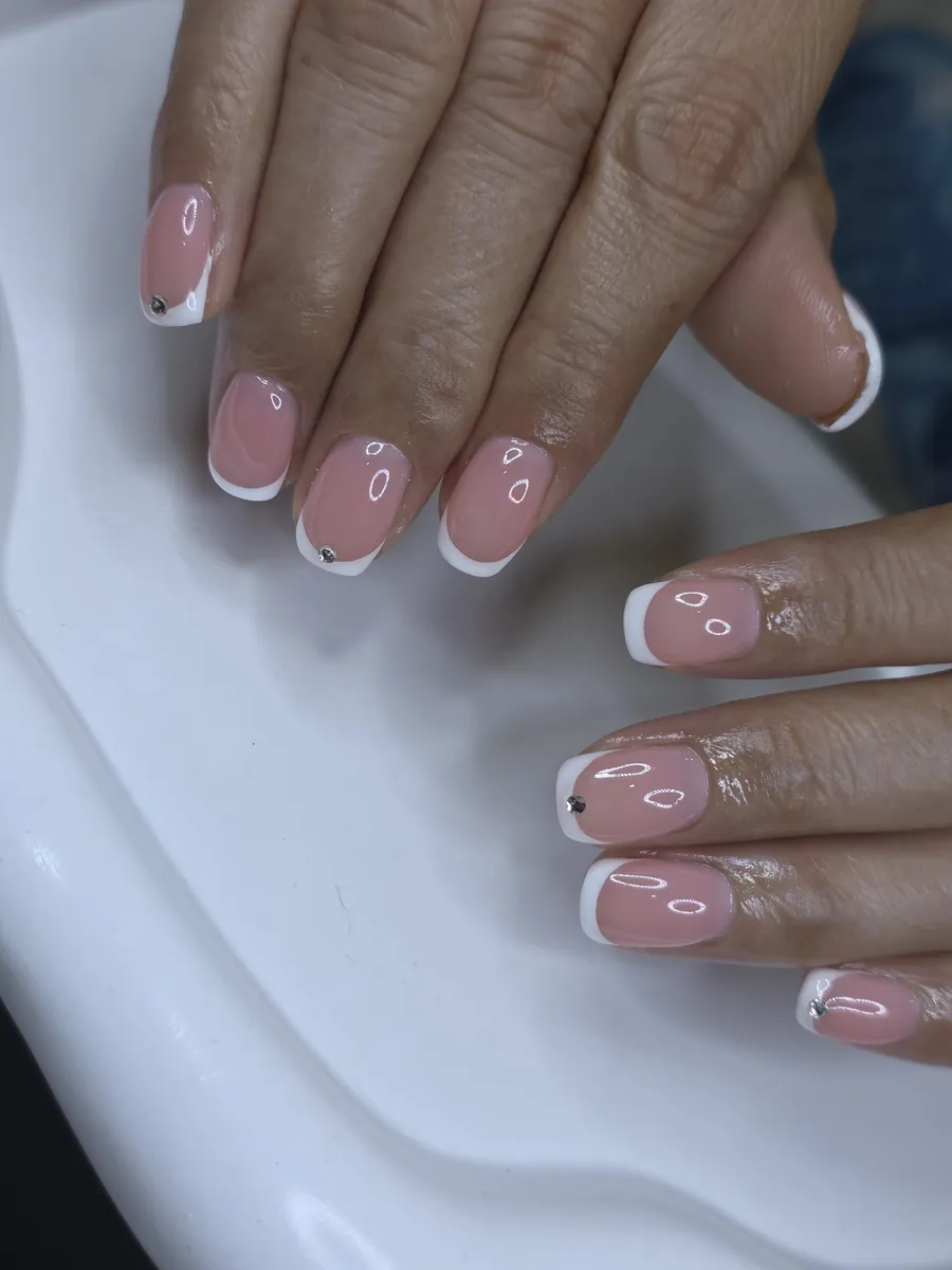 เล็บเจ้าสาวเล็บสั้น เฟรนช์คลาสสิก ติดคริสตัล ร้านทำเล็บนครพนม Nanny Nails