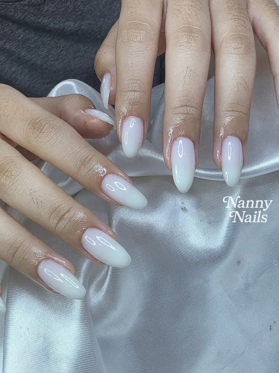 เล็บเจ้าสาวสีขาวนม ลูกแก้ว ทรงอัลมอนด์ ผลงานร้านทำเล็บนครพนม Nanny Nails