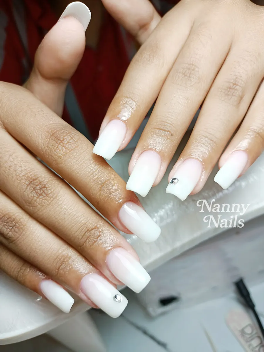 เล็บเจ้าสาวสีชมพูนู้ด ออมเบรไล่ขาวนม ติดเพชรหนึ่งเม็ด ร้านทำเล็บนครพนม Nanny Nails