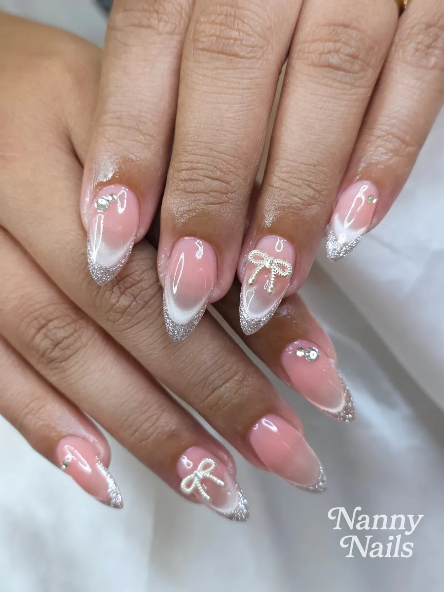 เล็บเจ้าสาวสีชมพู เฟรนช์ปลายขาวขอบกลิตเตอร์ โบว์มุก ร้านทำเล็บนครพนม Nanny Nails