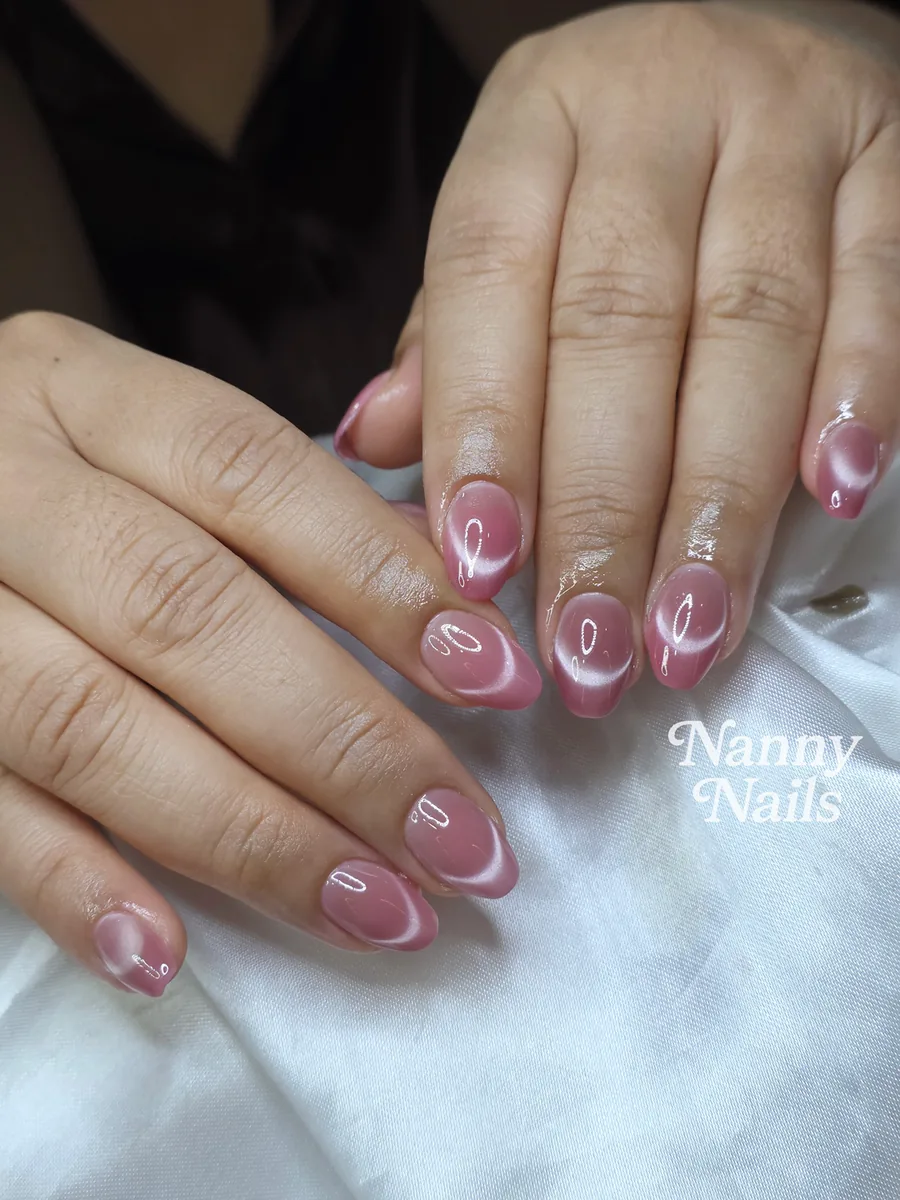 เล็บลูกแก้วสีชมพู ตัดเฟรนช์ปลายขาว ทรงอัลมอนด์ ร้านทำเล็บนครพนม Nanny Nails