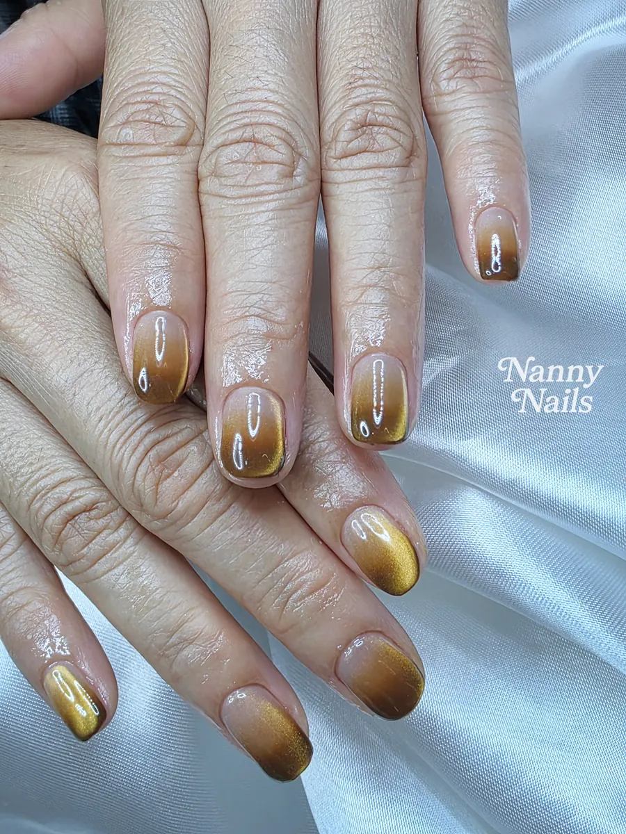 เล็บลูกแก้วสีทองอำพัน ไล่เฉดน้ำตาล บนเล็บสั้น ร้านทำเล็บนครพนม Nanny Nails