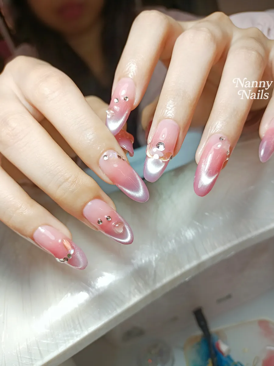 เล็บลูกแก้วสีชมพูไล่เฉด ติดเพชรและอะไหล่ ทรงอัลมอนด์ ร้านทำเล็บนครพนม Nanny Nails