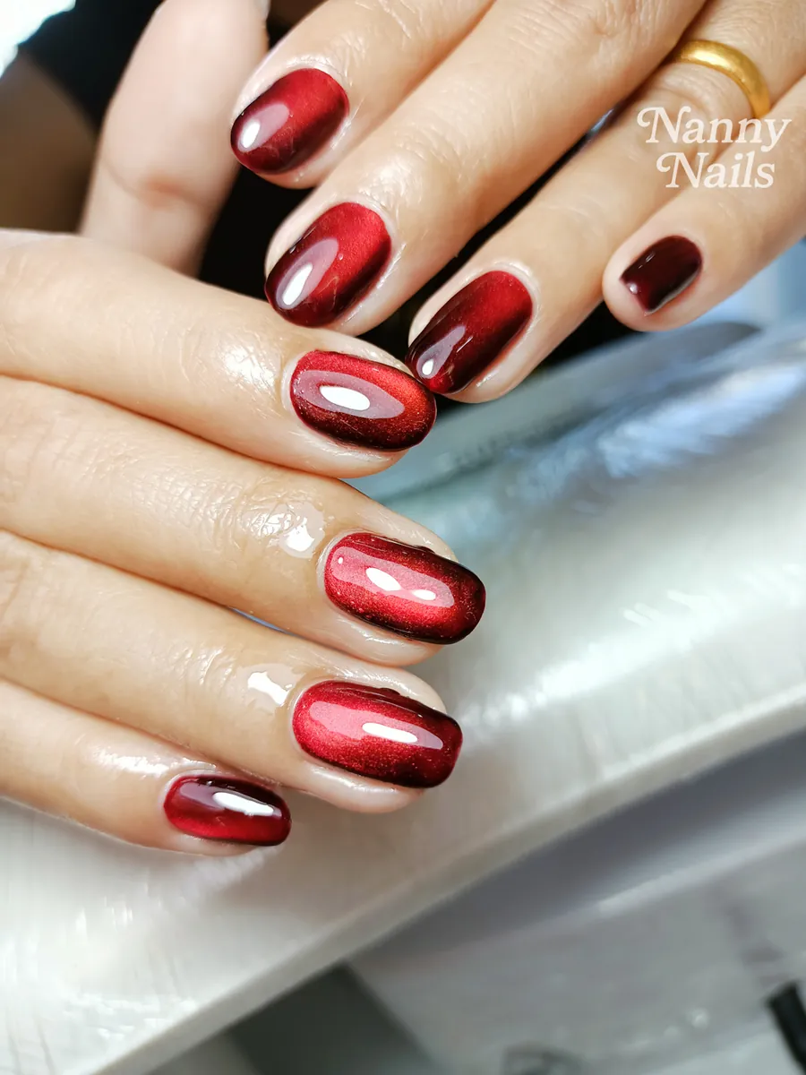 เล็บลูกแก้วสีแดง เส้นแสงชัดเหมือนอัญมณี ร้านทำเล็บนครพนม Nanny Nails