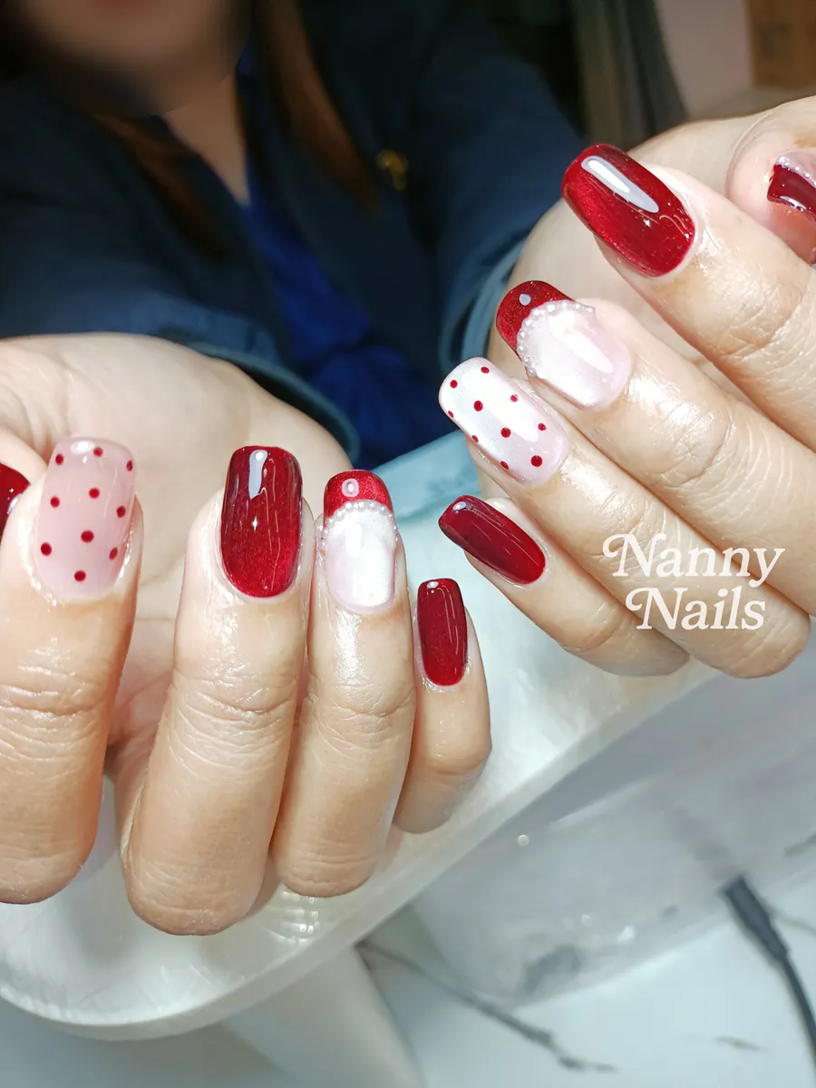 เล็บลูกแก้วสีแดง สลับเล็บลายจุดขาวแดง ร้านทำเล็บนครพนม Nanny Nails