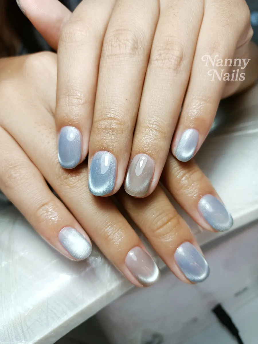 เล็บสั้นทาสีลูกแก้วสีเทาเงิน ร้านทำเล็บนครพนม Nanny Nails