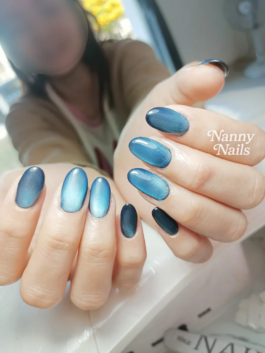 เล็บลูกแก้วสีฟ้าอมเทา สลับน้ำเงินเข้ม ร้านทำเล็บนครพนม Nanny Nails