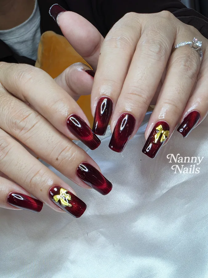 เล็บตรุษจีน 2570 ลูกแก้วแดงเข้ม ติดโบว์สีทอง ร้านทำเล็บนครพนม Nanny Nails