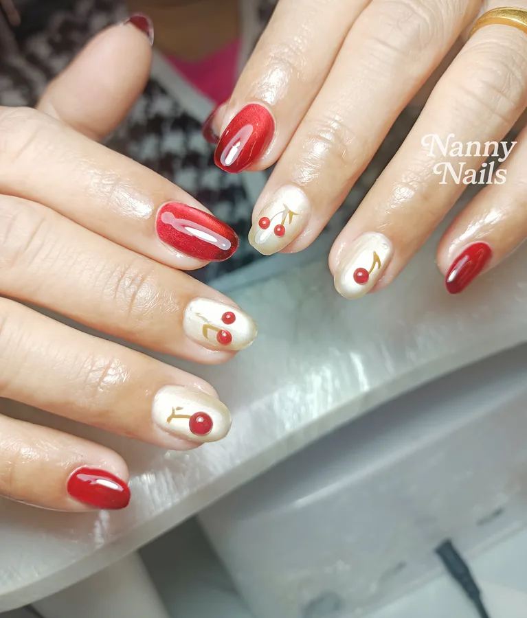 เล็บตรุษจีน 2570 ลูกแก้วแดง สลับนิ้วครีมเพ้นท์เชอร์รี่ ร้านทำเล็บนครพนม Nanny Nails