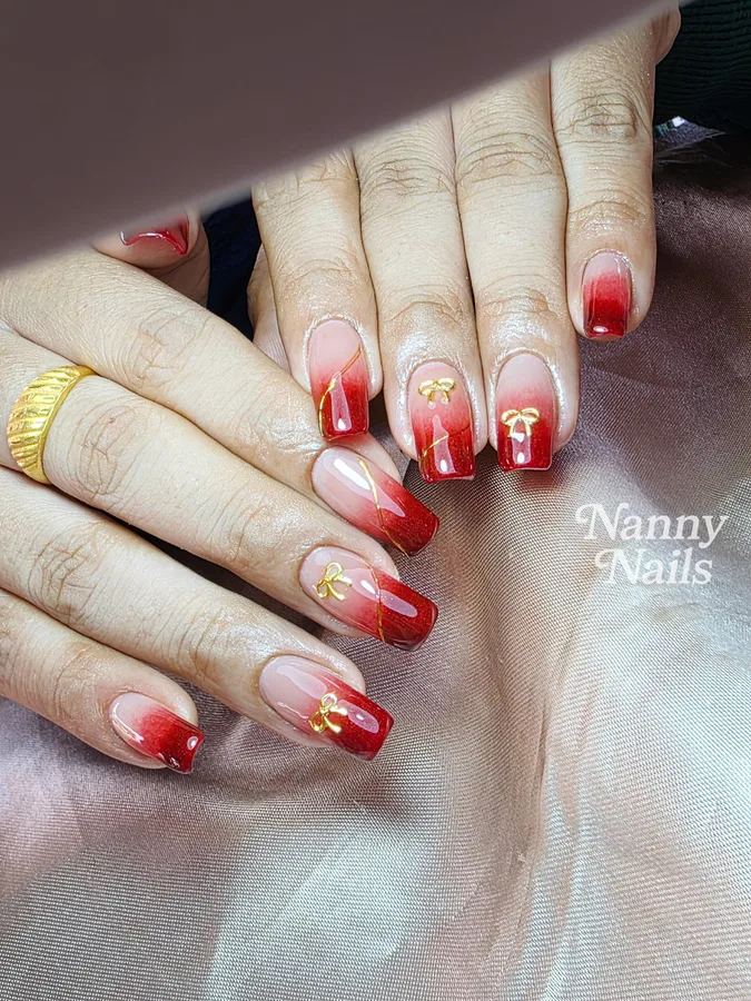 เล็บตรุษจีน 2570 ออมเบรแดงไล่สี ตัดเส้นทอง โบว์ทอง ร้านทำเล็บนครพนม Nanny Nails