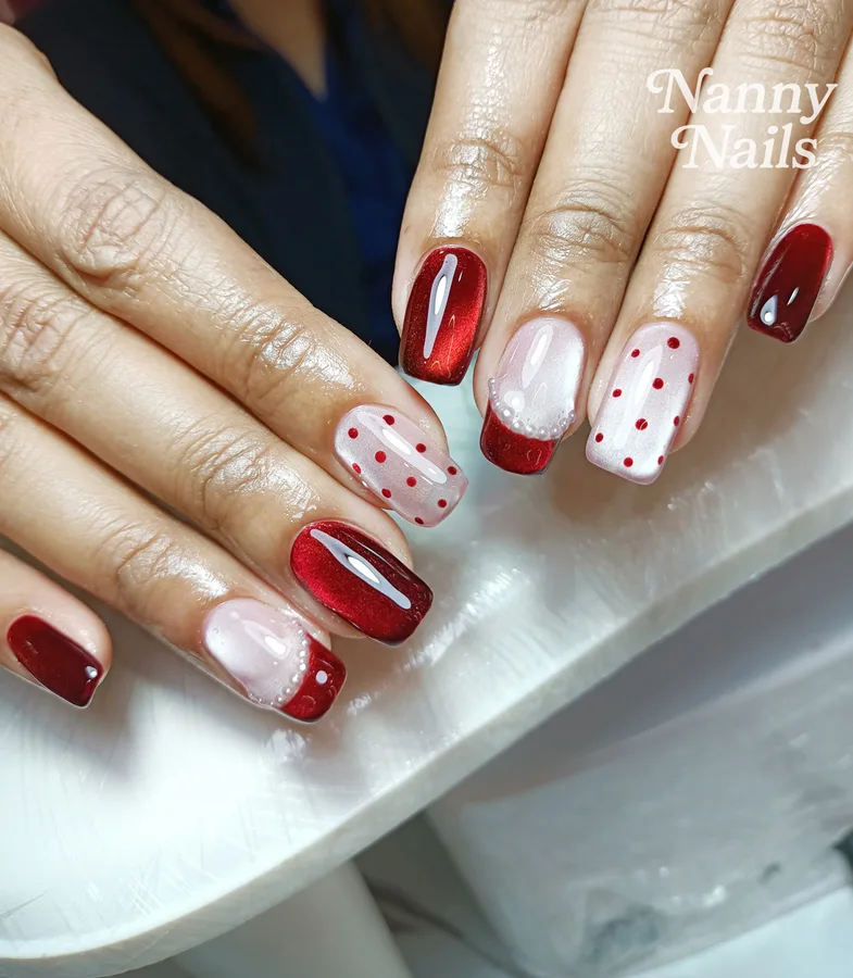 เล็บตรุษจีน 2570 สีแดงเงา สลับนิ้วนู้ดลายจุดแดง ร้านทำเล็บนครพนม Nanny Nails