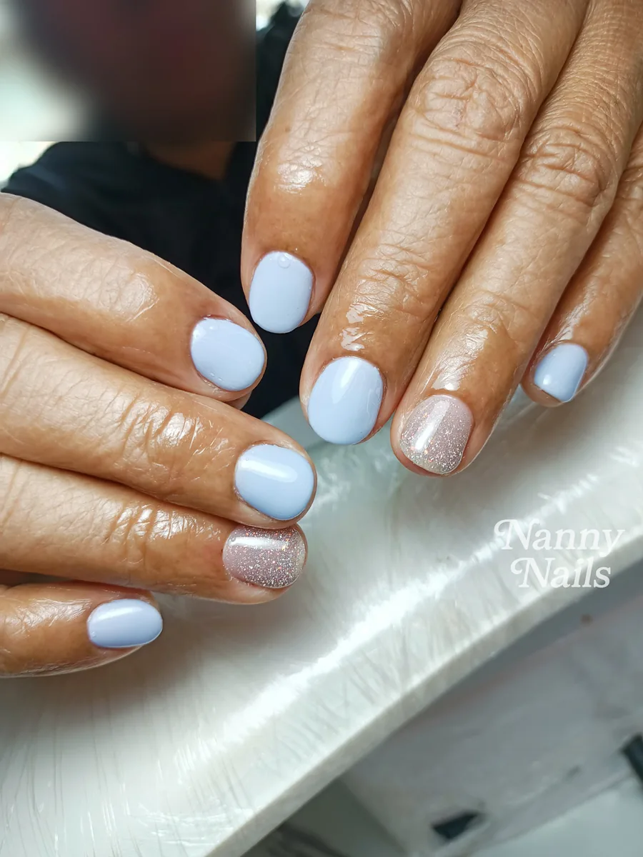 เล็บสั้นสีฟ้าอ่อน แต่งกลิตเตอร์เงินนิ้วเดียว ร้านทำเล็บนครพนม Nanny Nails