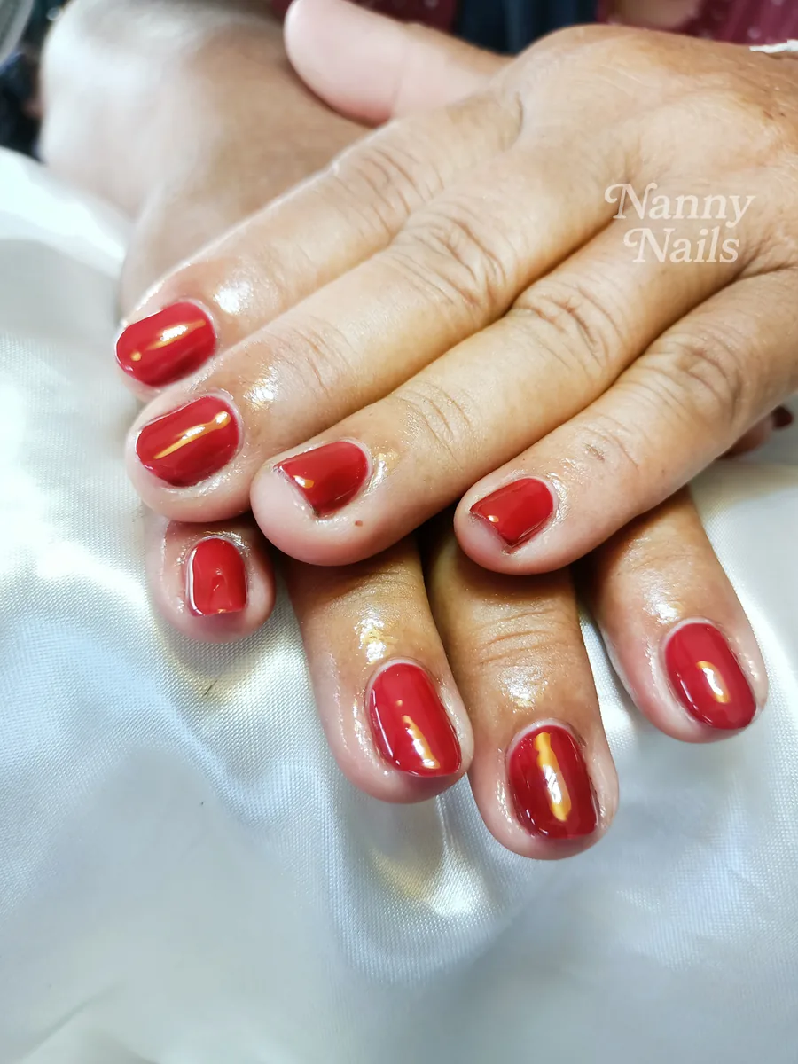 เล็บเจลสีแดง เล็บสั้น เงาสวย ร้านทำเล็บนครพนม Nanny Nails