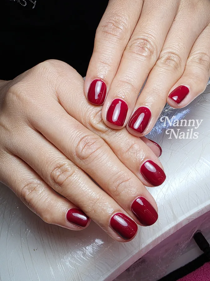 เล็บเจลสีแดงเบอร์กันดีเงา ขอบโคนคม ผิวเรียบ ร้านทำเล็บนครพนม Nanny Nails
