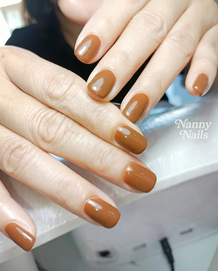 เล็บเจลสีน้ำตาลคาราเมล ทาบางเรียบเท่ากันทุกนิ้ว ร้านทำเล็บนครพนม Nanny Nails