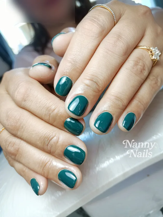 เล็บเจลสีเขียวเข้มเงา ทาเรียบทุกนิ้ว ร้านทำเล็บนครพนม Nanny Nails