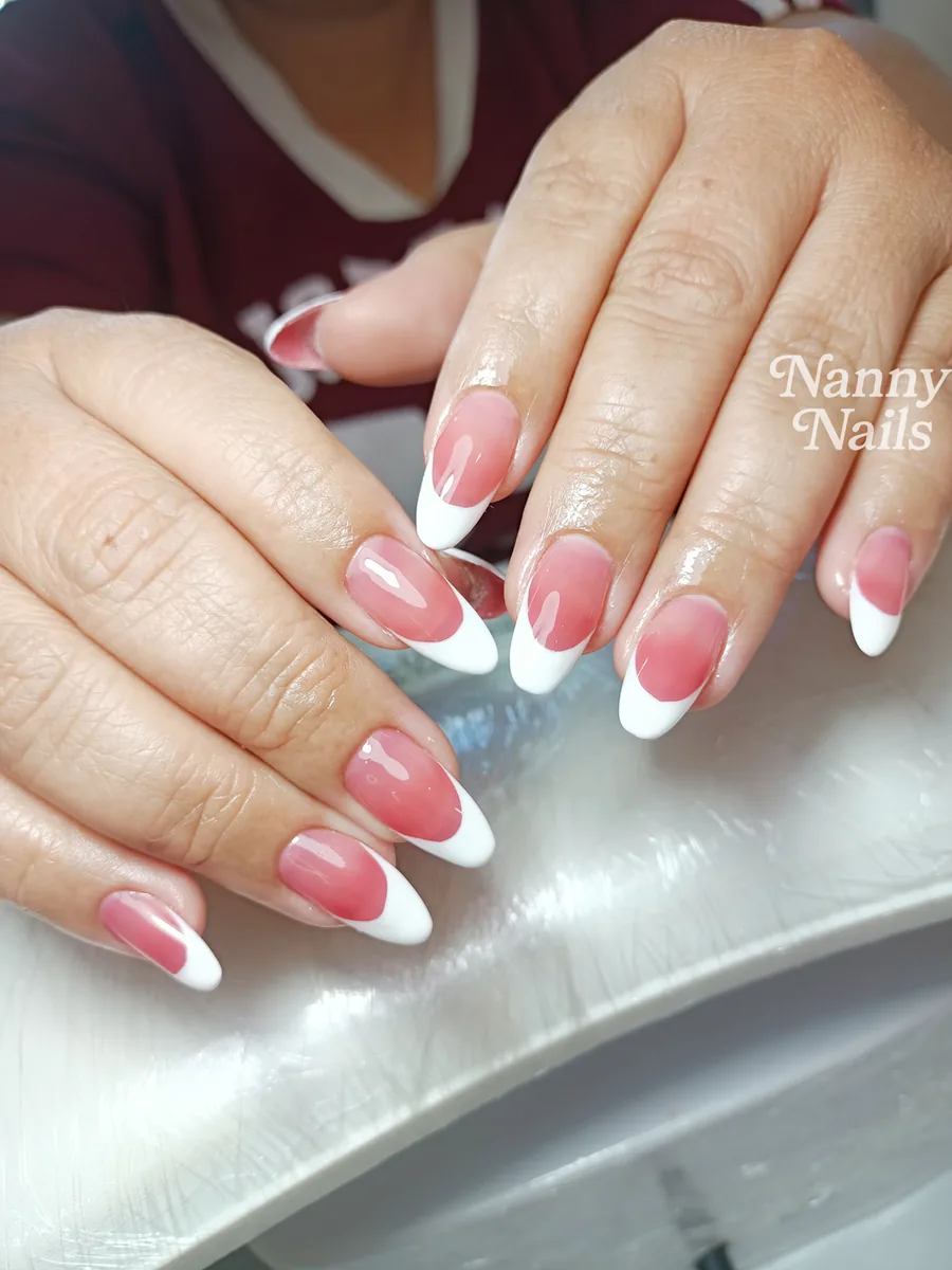 เล็บเจลสีชมพู เฟรนช์ปลายขาว ทรงอัลมอนด์ ร้านทำเล็บนครพนม Nanny Nails