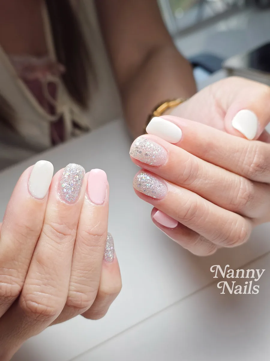 เล็บเจลสั้นสีขาว กลิตเตอร์เงิน และชมพู ใช้งานสะดวก ร้านทำเล็บนครพนม Nanny Nails
