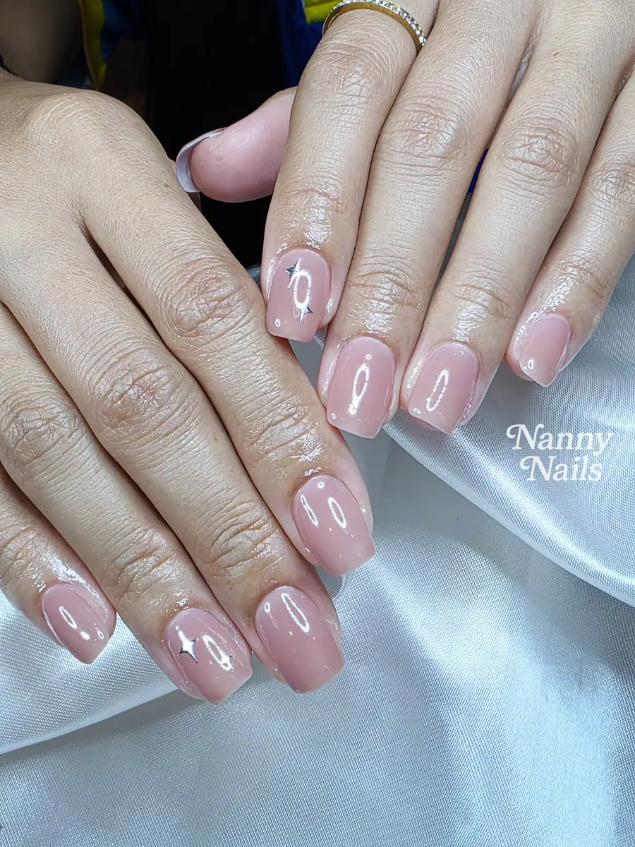 เล็บเจลรอบใหม่ สีนู้ดชมพู ติดดาวเล็ก ร้านทำเล็บนครพนม Nanny Nails
