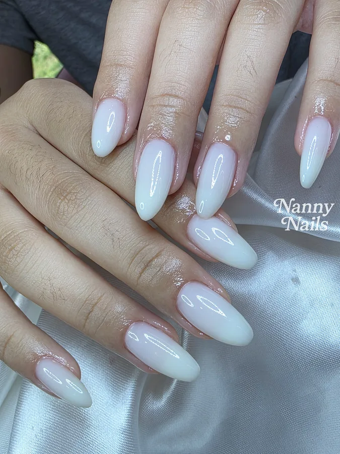 เล็บเจลสีขาวนม ทรงอัลมอนด์ยาว เงาใส ร้านทำเล็บนครพนม Nanny Nails