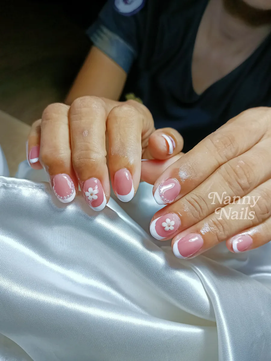 เล็บเจลชมพูนู้ด ปลายเฟรนช์ขาว เพ้นท์ดอกไม้ เล็บสั้น ร้านทำเล็บนครพนม Nanny Nails