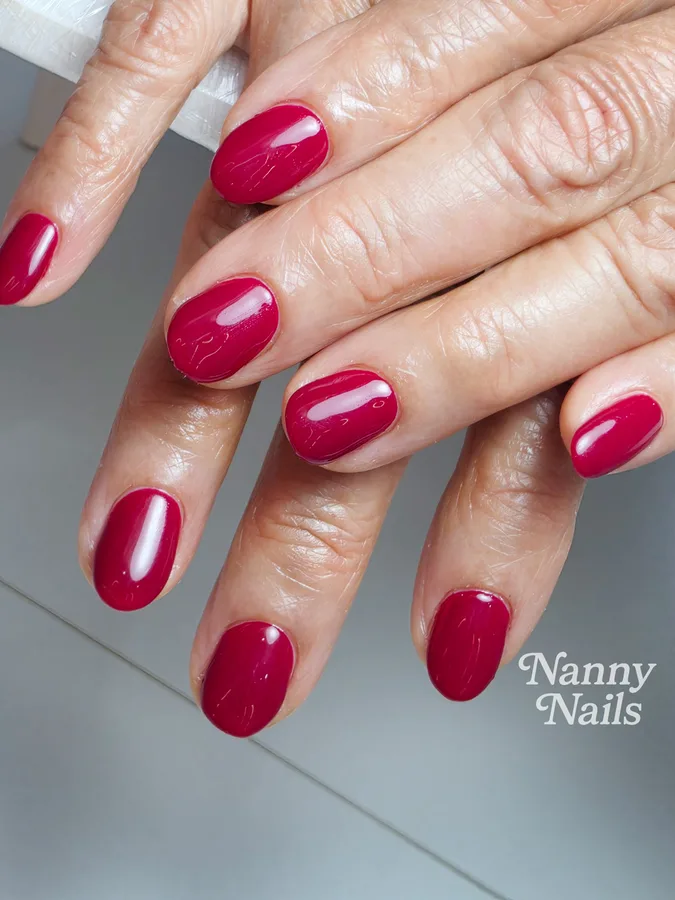 เล็บเจลสีแดงเชอร์รี่เงาวาว ทรงโอวัลสั้น ผลงานจริง ร้านทำเล็บนครพนม Nanny Nails
