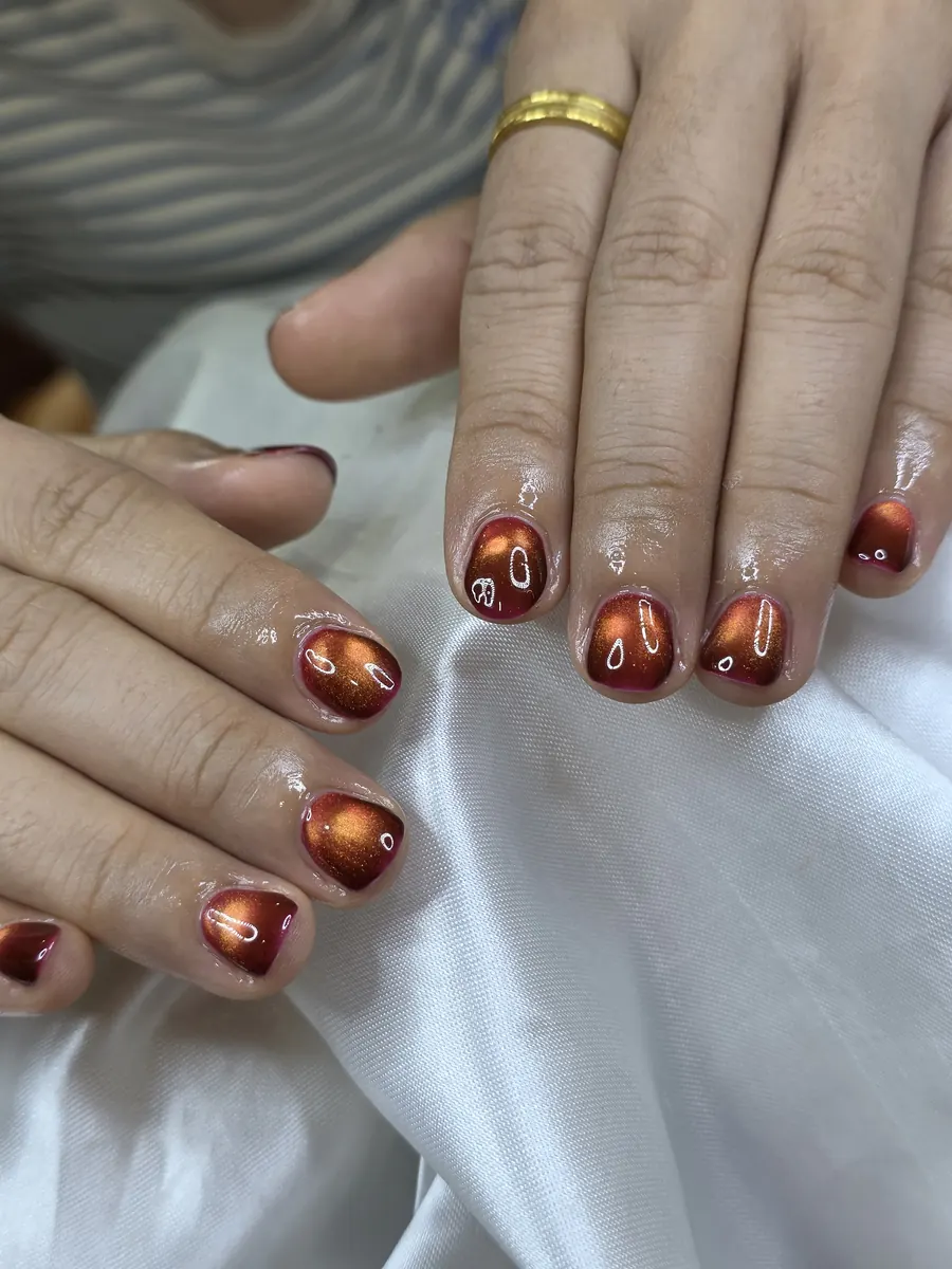 เล็บลูกแก้วสีทองแดงส้มไฟ เข้าธีมเรือไฟ ร้านทำเล็บนครพนม Nanny Nails
