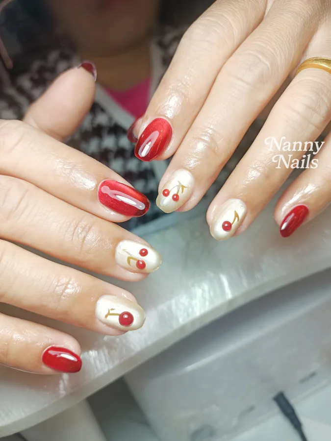 Red cat eye nails alternating with cream nails with gold details, Nanny Nails, nail salon in Nakhon Phanom
