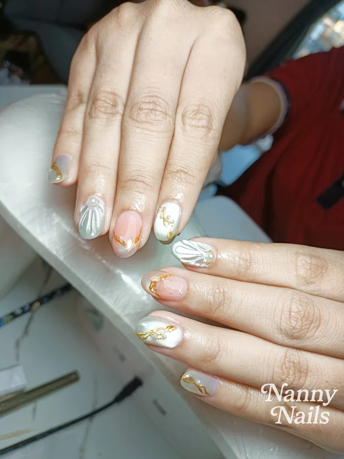 Pearl white shell nails with gold foil lines for Thai dress, Nanny Nails, nail salon in Nakhon Phanom