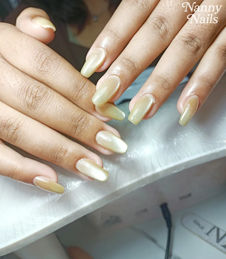 สีเล็บมงคล 2570 คนเกิดวันจันทร์ สีเหลืองนวลไข่มุก ร้านทำเล็บนครพนม Nanny Nails