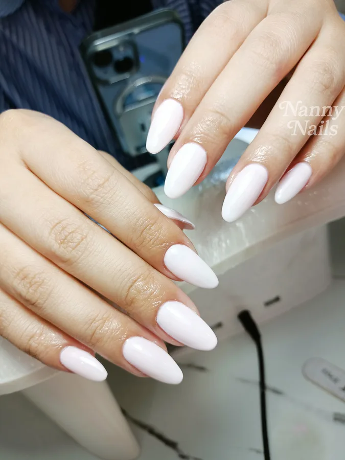 สีเล็บมงคล 2570 คนเกิดวันพุธกลางคืน สีขาวน้ำนม ร้านทำเล็บนครพนม Nanny Nails