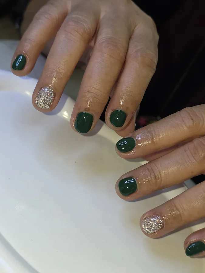 เล็บสั้นสีเขียวเข้ม สลับกลิตเตอร์ทองนิ้วนาง ร้านทำเล็บนครพนม Nanny Nails