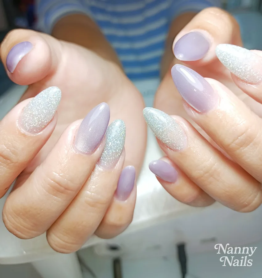 เล็บทรงอัลมอนด์ความยาวกลาง สีม่วงพาสเทลสลับกลิตเตอร์เงิน ร้านทำเล็บนครพนม Nanny Nails