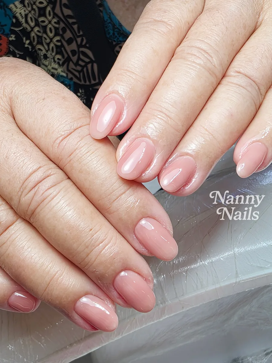 เล็บทรงโอวัล ทาสีเจลนู้ดชมพู ขอบเล็บเรียบไม่ฉีก ร้านทำเล็บนครพนม Nanny Nails