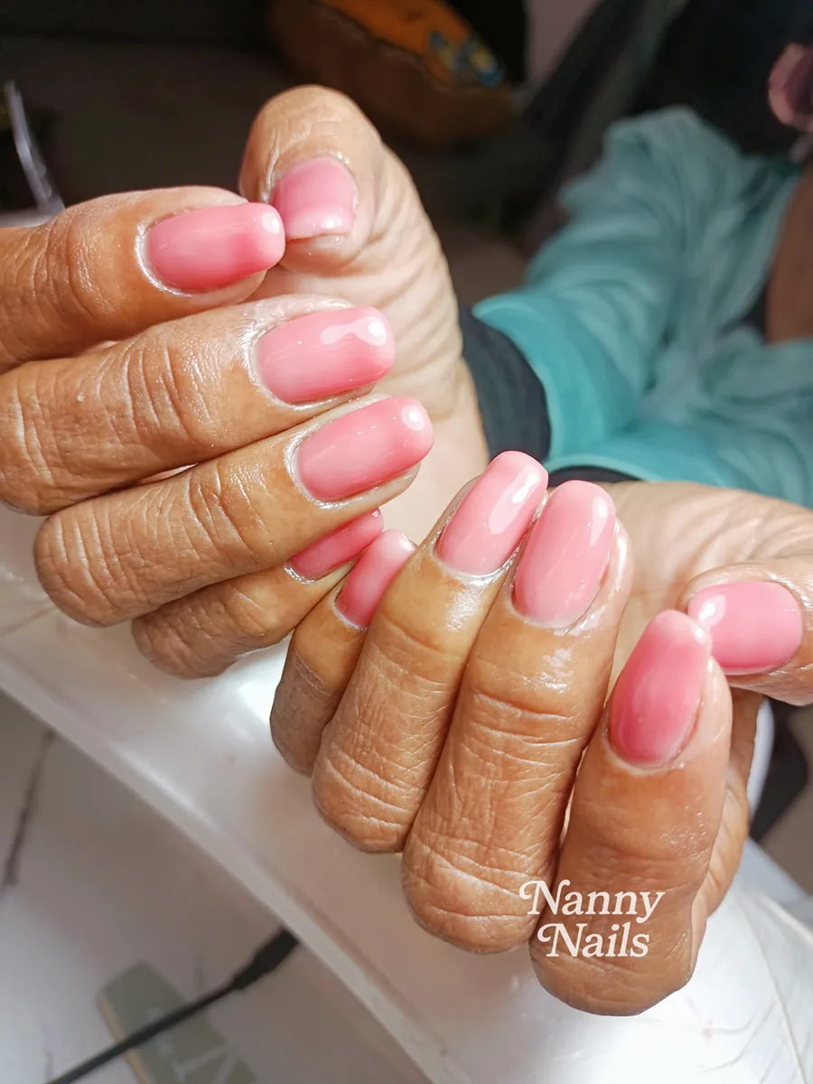 เล็บสั้นทาสีเจลชมพู เหมาะกับคนเล็บฉีกง่าย ร้านทำเล็บนครพนม Nanny Nails