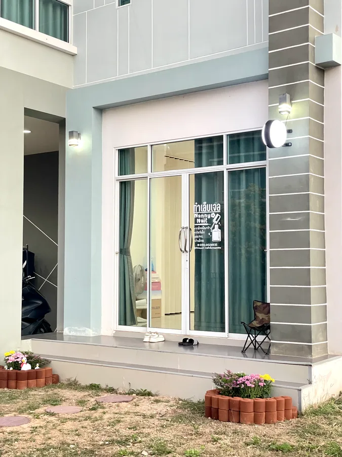 หน้าร้านทำเล็บในบ้าน ประตูกระจกติดชื่อร้าน ป้ายไฟกลม ร้านทำเล็บนครพนม Nanny Nails