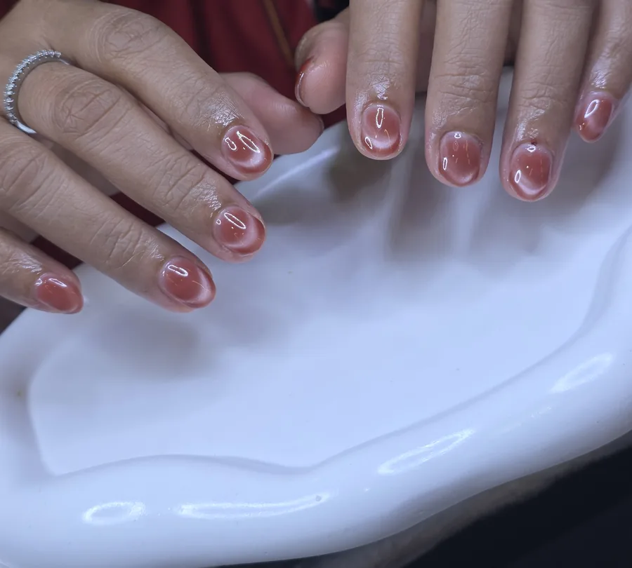 เล็บสั้นสีเจลลี่ชมพูอมแดง เงาใส ร้านทำเล็บนครพนม Nanny Nails