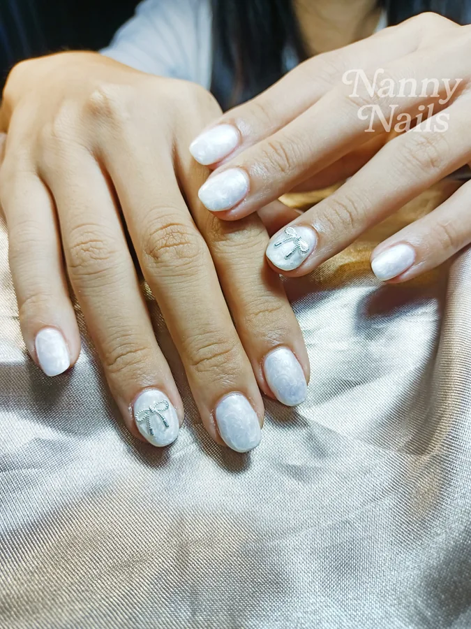 เล็บสั้นสีขาวนมทรงมน แต่งโบว์หนึ่งนิ้ว ร้านทำเล็บนครพนม Nanny Nails