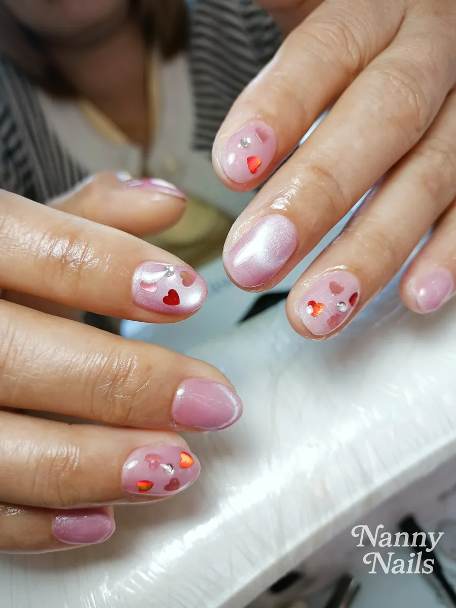 เล็บลูกแก้วสีชมพู เล็บสั้น ติดอะไหล่หัวใจบางนิ้ว ร้านทำเล็บนครพนม Nanny Nails