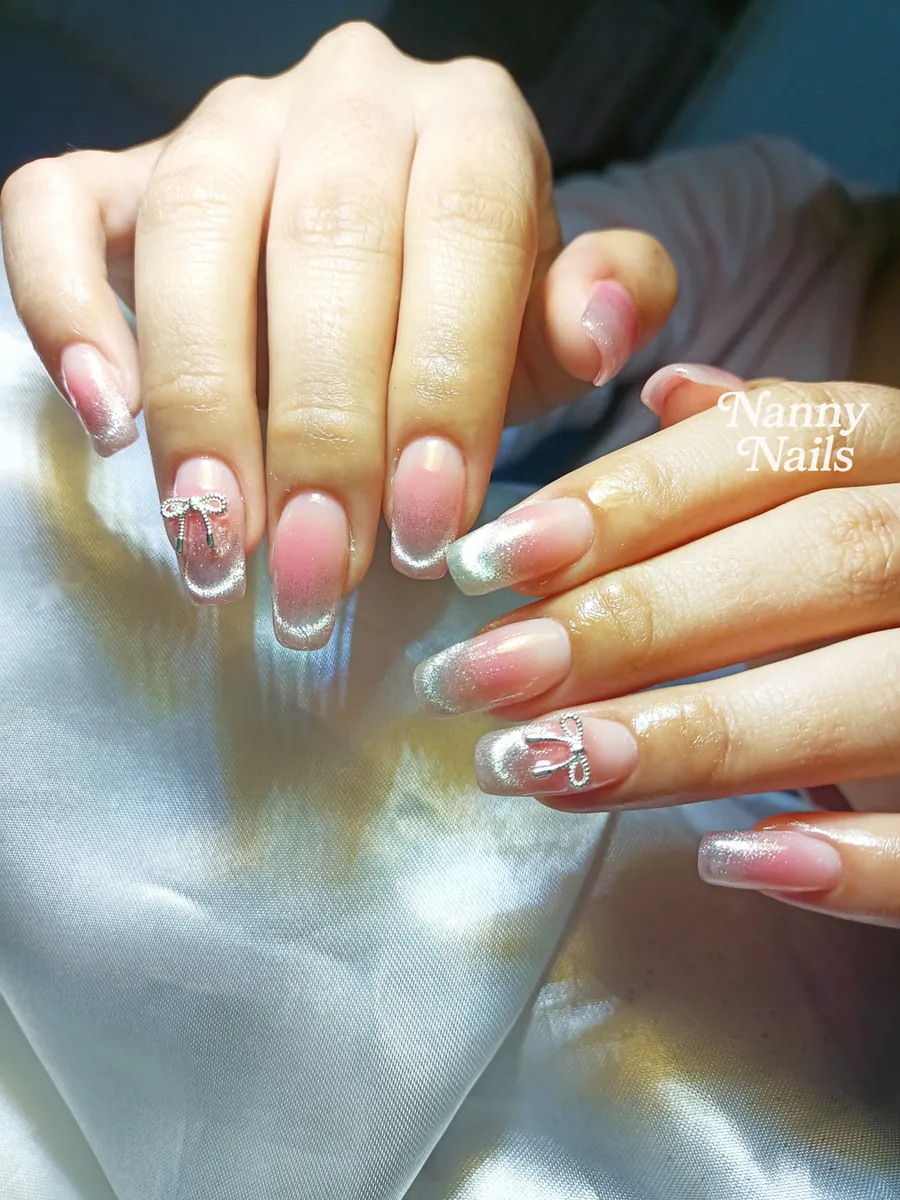 เล็บชมพูไล่เฉด ปลายลูกแก้วสีเงิน ติดโบว์ ร้านทำเล็บนครพนม Nanny Nails