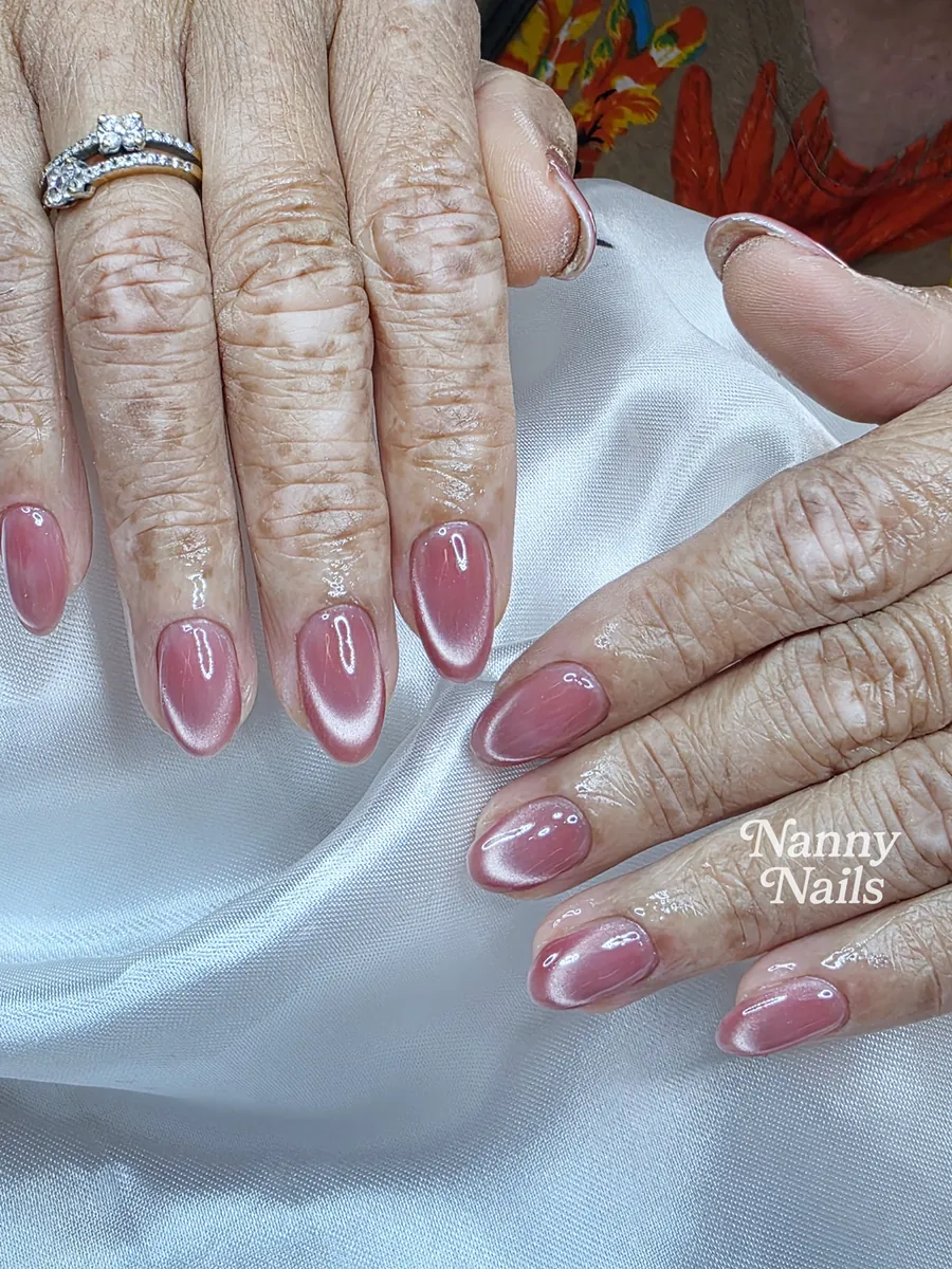 เล็บลูกแก้วสีชมพูกุหลาบ ออร่ากลางเล็บ ร้านทำเล็บนครพนม Nanny Nails