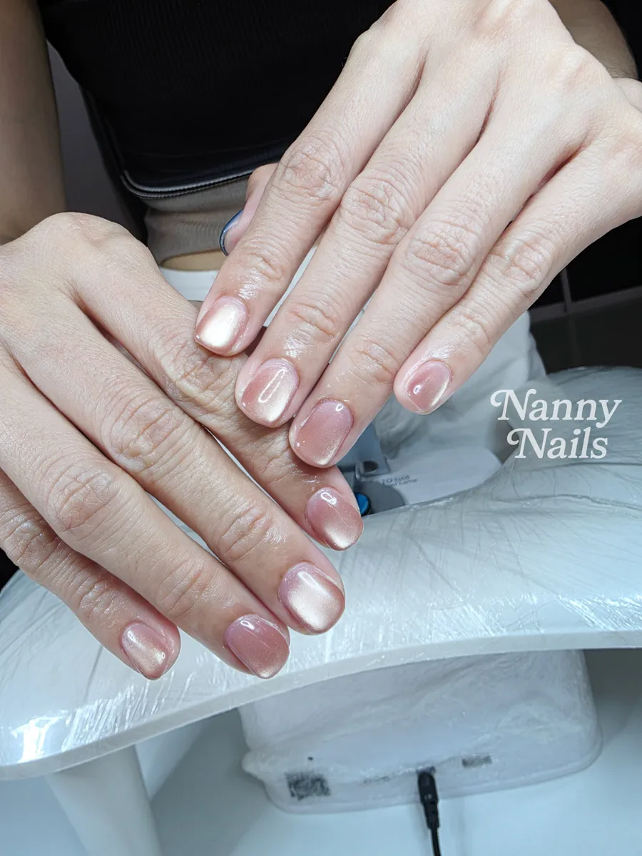 เล็บลูกแก้วสีชมพูโรสโกลด์โทนนู้ด ใส่ไปทำงานได้ ร้านทำเล็บนครพนม Nanny Nails