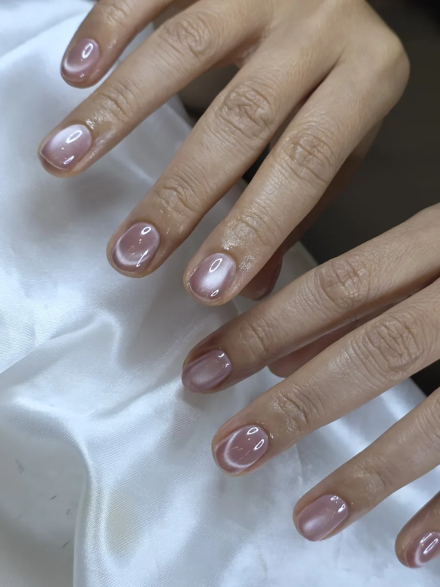 Short rounded nails in nude-pink cat-eye gel, practical for everyday life, Nanny Nails, nail salon in Nakhon Phanom