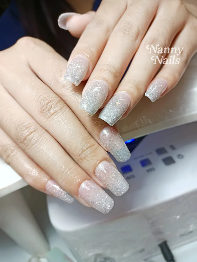 เล็บเจลกลิตเตอร์สีเงินไล่สีบนพื้นนู้ด ทรงยาว ร้านทำเล็บนครพนม Nanny Nails