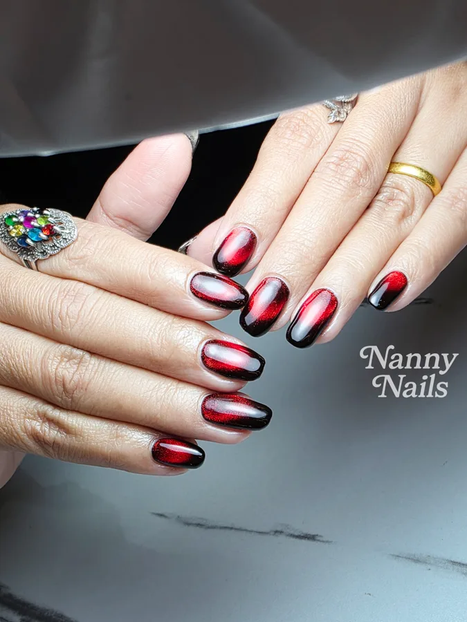 เล็บลูกแก้วสีแดงก่ำเหลือบดำ ไล่เฉดที่ขอบเล็บ ร้านทำเล็บนครพนม Nanny Nails