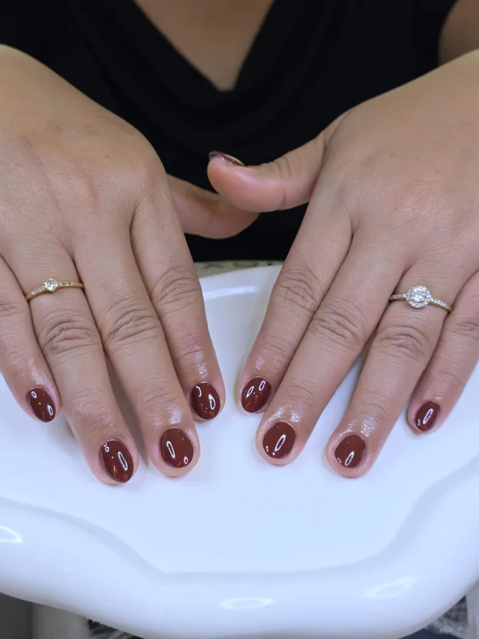 เล็บสีแดงเลือดหมู เล็บสั้นทรงมน เงาเรียบหรู ร้านทำเล็บนครพนม Nanny Nails