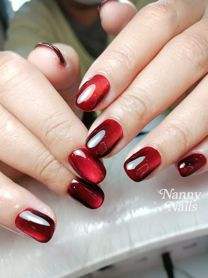 เล็บลูกแก้วสีแดงสด เล็บสั้น เส้นแสงสะท้อน ร้านทำเล็บนครพนม Nanny Nails